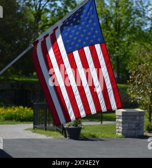Amerikanische Flagge hängt von der Gebäudeseite Stockfoto
