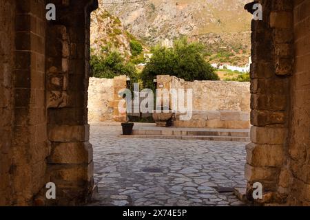 Scopello, Italien - 29. Juli 2023: Alter Brunnen auf dem Hauptplatz des kleinen Dorfes Scopello, Castellammare de Golfo in der sizilianischen Provinz Trapa Stockfoto