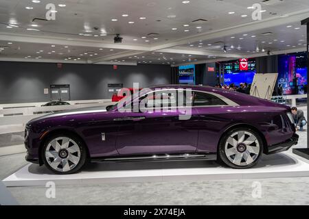 New York City, USA - 27. März 2024: Rollt Royce Spectre Luxusfahrzeug auf der New York International Auto Show, Seitenansicht Stockfoto