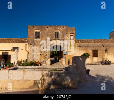 Alter Brunnen auf dem Hauptplatz des kleinen Dorfes Scopello, Castellammare de Golfo in der sizilianischen Provinz Trapani Stockfoto