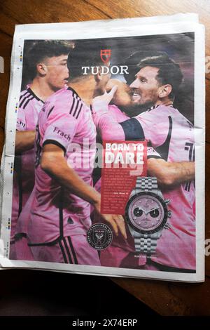 Miami Football Team rosa Shirts Captain Lionel Messi und Spieler Tudor Watch Armbanduhren Zeitung Werbeseite „Born to Dare“ London Großbritannien Stockfoto