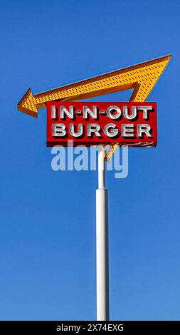 Las Vegas, NV, USA - 12. Mai 2024: Buntes IN-N-Out BURGER-Logo IN der Nähe des blauen Himmels gegenüber dem Allegiant Stadium an der West Russell Road Stockfoto