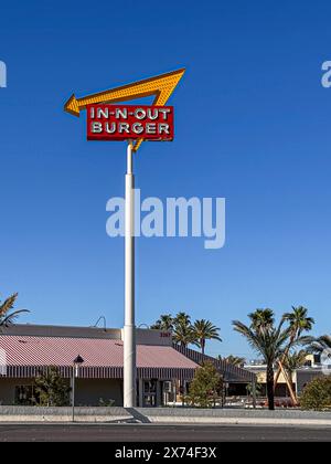 Las Vegas, NV, USA - 12. Mai 2024: Buntes IN-N-Out BURGER-Logo in der Nähe vor dem Restaurant vor blauem Himmel gegenüber dem Allegiant Stadium Stockfoto