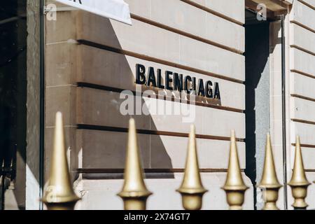 Paris, Frankreich - 24. September 2023: Boutique Balenciaga in der Avenue Montaigne Stockfoto
