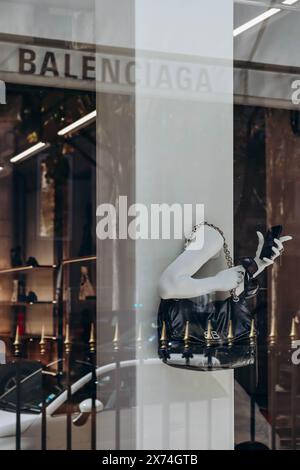 Paris, Frankreich - 24. September 2023: Boutique Balenciaga in der Avenue Montaigne Stockfoto