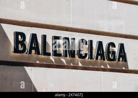 Paris, Frankreich - 24. September 2023: Boutique Balenciaga in der Avenue Montaigne Stockfoto