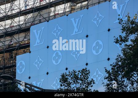 Paris, Frankreich - 24. September 2023: Umbau der Fassade des Flagship-Stores Louis Vuitton in Paris Stockfoto