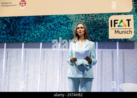 Julia-Niharika Sen bei der Zukunft des Lebens - Adapting to the results of Climate Change Diskussion am 17.5.2024 in München bei der IFAT Munich, der Weltleitmesse für Wasser-, Abwasser-, Abfall- und Rohstoffwirtschaft. -- Julia-Niharika Sen zur Zukunft des Lebens - Anpassung an die Ergebnisse der Klimaschutzdiskussion am 17. Mai 2024 der IFAT in München. Die IFAT ist die weltweit führende Fachmesse für Wasser-, Abwasser-, Abfall- und Rohstoffwirtschaft. (Foto: Alexander Pohl/SIPA USA) Credit: SIPA USA/Alamy Live News Stockfoto