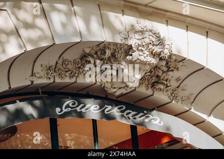 Paris, Frankreich - 24. September 2023: Zeichen des historischen Guerlain-Geschäfts an den Champs Elysees in Paris Stockfoto