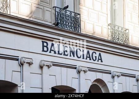 Paris, Frankreich - 24. September 2023: Fassade der historischen Boutique Balenciaga in der Avenue George V 10 in Paris Stockfoto