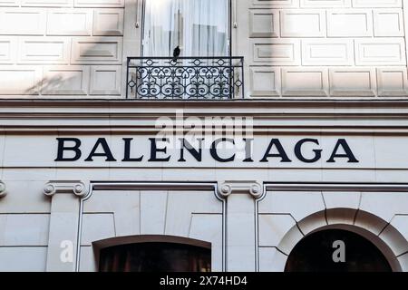 Paris, Frankreich - 24. September 2023: Fassade der historischen Boutique Balenciaga in der Avenue George V 10 in Paris Stockfoto