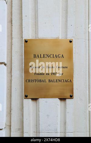 Paris, Frankreich - 24. September 2023: Fassade der historischen Boutique Balenciaga in der Avenue George V 10 in Paris Stockfoto