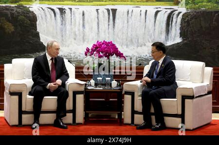 Harbin, China. Mai 2024. Der russische Präsident Wladimir Putin, links, hört den chinesischen Vizepräsidenten Han Zheng, rechts, während bilateraler Gespräche, 17. Mai 2024, in Harbin, China. Kreml Pool/Russian Presential Press Service/Alamy Live News Stockfoto