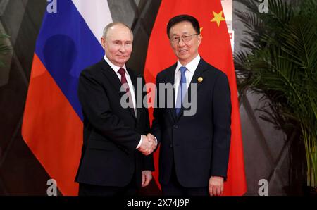 Harbin, China. Mai 2024. Der russische Präsident Wladimir Putin, links, wird vom chinesischen Vizepräsidenten Han Zheng, rechts, bei der Ankunft zu bilateralen Gesprächen am 17. Mai 2024 in Harbin, China, begrüßt. Kreml Pool/Russian Presential Press Service/Alamy Live News Stockfoto