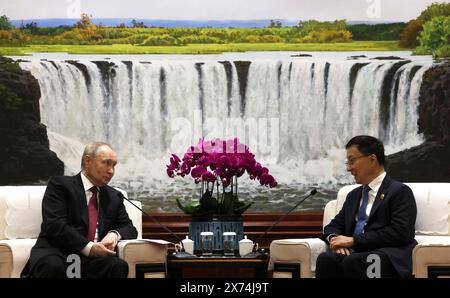 Harbin, China. Mai 2024. Der russische Präsident Wladimir Putin, links, hört den chinesischen Vizepräsidenten Han Zheng, rechts, während bilateraler Gespräche, 17. Mai 2024, in Harbin, China. Kreml Pool/Russian Presential Press Service/Alamy Live News Stockfoto