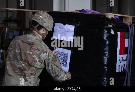 14. Mai 2024: Ashdod, Israel: Ein Soldat der US-Armee, der der 7. Transportbrigade (Expeditionary) zugewiesen ist, platziert einen Quick Response Code (QRC) auf einer Palette mit humanitärer Hilfe für Gaza. Über den Joint Logistics Over-the-Shore temporären Pier, 14. Mai 2024. Auf Ersuchen der Agentur der Vereinigten Staaten für internationale Entwicklung wird der vorläufige Pier, die sogenannte Joint Logistics Over-the-Shore Capability, der humanitären Gemeinschaft bei der Bereitstellung internationaler humanitärer Hilfe für bedürftige Bürger des Gazastreifens über den humanitären Maritimen Korridor helfen. (Kreditbild: © Stockfoto