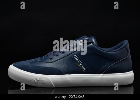 Camel Active Blue Lederschuhe für Herren, Seitenansicht auf Schwarz Stockfoto
