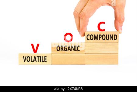 VOC-Symbol für flüchtige organische Verbindungen. Konzeptworte VOC flüchtige organische Verbindung auf schönen Holzblöcken. Schöner weißer Hintergrund. Geschäftliche VOC Stockfoto
