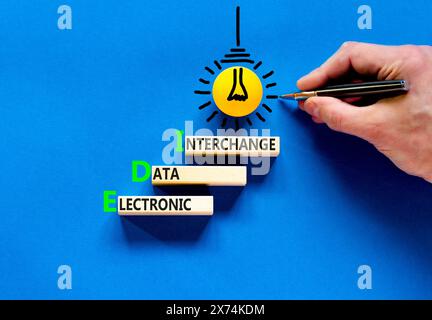 Symbol für elektronischen Datenaustausch EDI. Der elektronische Datenaustausch von Konzeptwörtern EDI auf Blöcken. Wunderschöner blauer Hintergrund. Business- und EDI-Elektronik Stockfoto