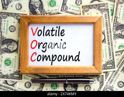 VOC-Symbol für flüchtige organische Verbindungen. Concept Words VOC flüchtige organische Verbindung auf wunderschönem Holzrahmen. Wunderschöner Dollar-Hintergrund. Geschäftliche VOC Stockfoto