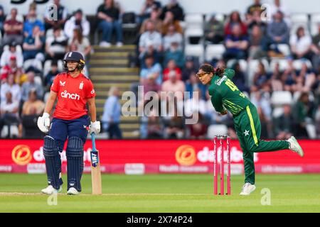 Northampton, Großbritannien. Mai 2024. Sadia Iqbal aus Pakistan im Action-Bowling während des Women's Vitality IT20-Spiels zwischen England Women und Pakistan Women am 17. Mai 2024 im County Ground, Northampton, Großbritannien. Foto von Stuart Leggett. Nur redaktionelle Verwendung, Lizenz für kommerzielle Nutzung erforderlich. Keine Verwendung bei Wetten, Spielen oder Publikationen eines einzelnen Clubs/einer Liga/eines Spielers. Quelle: UK Sports Pics Ltd/Alamy Live News Stockfoto