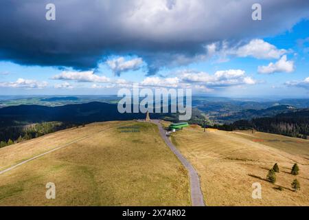 Weite Landschaft mit grünen Wiesen und Hügeln, überspannt von dramatischen Wolken und blauem Himmel, Feldberg, Deutschland Stockfoto