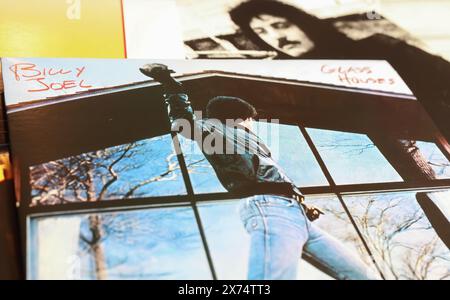 Viersen, Deutschland - 9. Mai. 2024: Closeup des US-amerikanischen Sängers Billy Joel auf dem Album Glass Houses aus dem Jahr 1980 Stockfoto