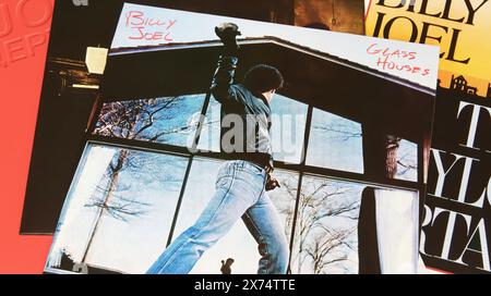 Viersen, Deutschland - 9. Mai. 2024: Closeup des US-amerikanischen Sängers Billy Joel auf dem Album Glass Houses aus dem Jahr 1980 Stockfoto