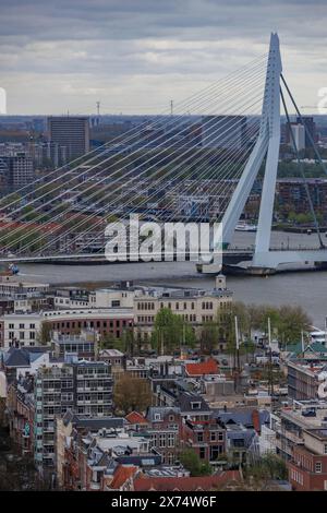 Panoramablick auf eine Stadt mit einer markanten Brücke über einen breiten Fluss, Blick von oben auf eine moderne Stadt mit Wolkenkratzern, Brücken und einem Hafen Stockfoto