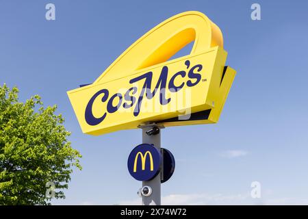 CosMc's ist ein neues, kleinformatiges Restaurant, das McDonald's gehört. Es ist ein Drive-Thru-Konzept und derzeit der einzige Laden in Illinois. Stockfoto