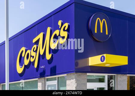 CosMc's ist ein neues, kleinformatiges Restaurant, das McDonald's gehört. Es ist ein Drive-Thru-Konzept und derzeit der einzige Laden in Illinois. Stockfoto