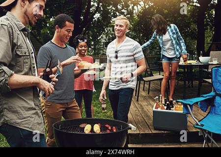 Freunde, Barbecue und Servieren mit Teller im Sommer mit Vielfalt, Hinterhof und Kochen für Fleisch auf Feuer. Menschen, Männer und Frauen mit Bier, Gruppe und Stockfoto