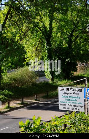 Die prähistorische Stätte Laugerie-Basse, ein Felsvorhang in der Gemeinde Les Eyzies in Dordogne, der Welthauptstadt der Vorgeschichte. Der Fluss Vézère fließt bei Stockfoto