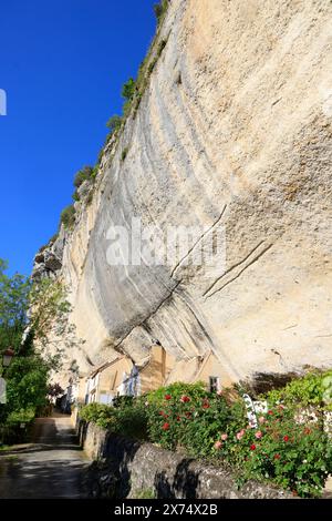 Die prähistorische Stätte Laugerie-Basse, ein Felsvorhang in der Gemeinde Les Eyzies in Dordogne, der Welthauptstadt der Vorgeschichte. Der Fluss Vézère fließt bei Stockfoto