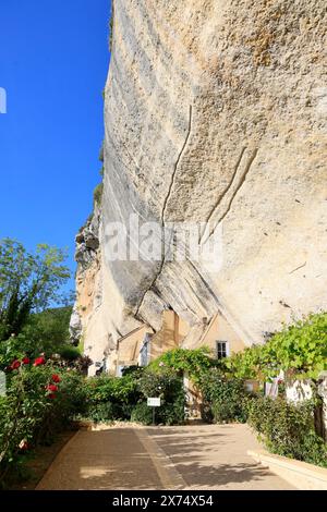 Die prähistorische Stätte Laugerie-Basse, ein Felsvorhang in der Gemeinde Les Eyzies in Dordogne, der Welthauptstadt der Vorgeschichte. Der Fluss Vézère fließt bei Stockfoto