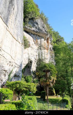 Die prähistorische Stätte Laugerie-Basse, ein Felsvorhang in der Gemeinde Les Eyzies in Dordogne, der Welthauptstadt der Vorgeschichte. Der Fluss Vézère fließt bei Stockfoto