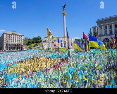 Kiew, Ukraine. Mai 2024. Hunderte von Fahnen mit den Namen der Toten im Krieg gegen die russische Aggression sind auf dem Rasen auf dem Unabhängigkeitsplatz in Kiew angebracht. Nach verschiedenen Schätzungen wird die Zahl der ukrainischen Soldaten, die während des Konflikts getötet wurden, auf 70 bis 120 Tausend Menschen geschätzt; die Gesamteinbußen könnten etwa 300 Tausend betragen. Präsident Wladimir Zelenski behauptet, dass die Zahl der toten ukrainischen Soldaten 31 Tausend beträgt. (Credit Image: © Igor Golovniov/SOPA images via ZUMA Press Wire) NUR REDAKTIONELLE VERWENDUNG! Nicht für kommerzielle ZWECKE! Stockfoto