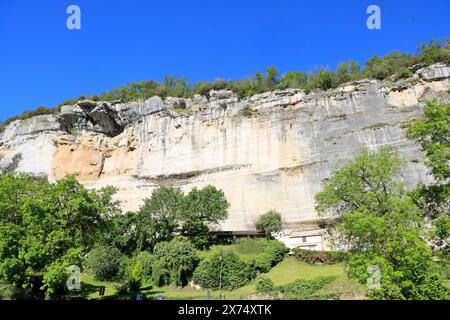 Die prähistorische Stätte Laugerie-Basse, ein Felsvorhang in der Gemeinde Les Eyzies in Dordogne, der Welthauptstadt der Vorgeschichte. Der Fluss Vézère fließt bei Stockfoto