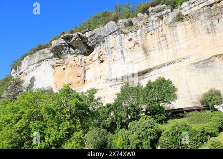 Die prähistorische Stätte Laugerie-Basse, ein Felsvorhang in der Gemeinde Les Eyzies in Dordogne, der Welthauptstadt der Vorgeschichte. Der Fluss Vézère fließt bei Stockfoto