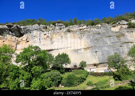 Die prähistorische Stätte Laugerie-Basse, ein Felsvorhang in der Gemeinde Les Eyzies in Dordogne, der Welthauptstadt der Vorgeschichte. Der Fluss Vézère fließt bei Stockfoto