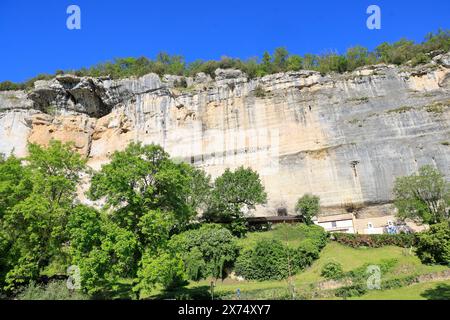 Die prähistorische Stätte Laugerie-Basse, ein Felsvorhang in der Gemeinde Les Eyzies in Dordogne, der Welthauptstadt der Vorgeschichte. Der Fluss Vézère fließt bei Stockfoto