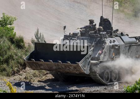 Drawsko Pomorskie, Polen. Mai 2024. Britische und amerikanische Soldaten des britischen 12th Armoured Brigade Combat Teams und der 29th Infantry Division der National Guard überqueren den Zly Leg Lake, der während einer Übung im Land Forces Training Centre in Drawsko im Rahmen einer ausgedehnten, wütenden Übung der NATO-Verbündeten, dem standhaften Verteidiger 2024, beobachtet wurde. Die Übung zielt darauf ab, die militärischen Fähigkeiten der Nordatlantikallianz im Hinblick auf eine mögliche russische Aggression gegen Polen und die baltischen Staaten, die sich an der Ostflanke der NATO befinden, zu überprüfen. Quelle: SOPA Images Limited/Alamy Live News Stockfoto