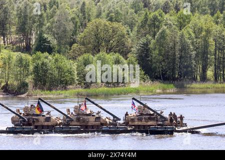 Drawsko Pomorskie, Polen. Mai 2024. Britische Soldaten des britischen 12. Panzerbrigade Combat Teams überqueren den Zly Leg Lake, der während einer Übung im Land Forces Training Centre in Drawsko beobachtet wurde, als Teil einer weiten, wütenden Übung der NATO-Verbündeten, dem standhaften Verteidiger 2024. Die Übung zielt darauf ab, die militärischen Fähigkeiten der Nordatlantikallianz im Hinblick auf eine mögliche russische Aggression gegen Polen und die baltischen Staaten, die sich an der Ostflanke der NATO befinden, zu überprüfen. Quelle: SOPA Images Limited/Alamy Live News Stockfoto