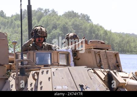 Drawsko Pomorskie, Polen. Mai 2024. Amerikanische Soldaten der 29. US-Infanteriedivision der Nationalgarde überqueren den Zly-Leg-See, den sie während einer Übung im Land Forces Training Centre in Drawsko gesehen haben, als Teil einer weiten, wütenden Übung der NATO-Verbündeten, dem standhaften Verteidiger 2024. Die Übung zielt darauf ab, die militärischen Fähigkeiten der Nordatlantikallianz im Hinblick auf eine mögliche russische Aggression gegen Polen und die baltischen Staaten, die sich an der Ostflanke der NATO befinden, zu überprüfen. Quelle: SOPA Images Limited/Alamy Live News Stockfoto