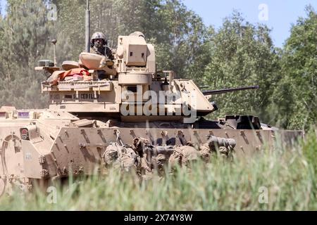 Drawsko Pomorskie, Polen. Mai 2024. Britische Soldaten des britischen 12. Panzerbrigade Combat Teams überqueren den Zly Leg Lake, der während einer Übung im Land Forces Training Centre in Drawsko beobachtet wurde, als Teil einer weiten, wütenden Übung der NATO-Verbündeten, dem standhaften Verteidiger 2024. Die Übung zielt darauf ab, die militärischen Fähigkeiten der Nordatlantikallianz im Hinblick auf eine mögliche russische Aggression gegen Polen und die baltischen Staaten, die sich an der Ostflanke der NATO befinden, zu überprüfen. Quelle: SOPA Images Limited/Alamy Live News Stockfoto