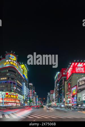 tokio, japan - 28. april 2024: Nächtlicher Autoverkehr auf der Fußgängerüberquerung Kabukicho, wo die Shinjuku Moa 2 Avenue auf die Godzilla Road trifft Stockfoto