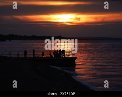 Sheerness, Kent, Großbritannien. Mai 2024. Wetter in Großbritannien: Atemberaubender Sonnenuntergang in Sheerness, Kent. Quelle: James Bell/Alamy Live News Stockfoto