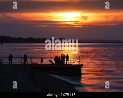 Sheerness, Kent, Großbritannien. Mai 2024. Wetter in Großbritannien: Atemberaubender Sonnenuntergang in Sheerness, Kent. Quelle: James Bell/Alamy Live News Stockfoto