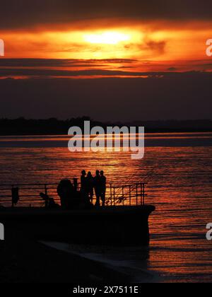 Sheerness, Kent, Großbritannien. Mai 2024. Wetter in Großbritannien: Atemberaubender Sonnenuntergang in Sheerness, Kent. Quelle: James Bell/Alamy Live News Stockfoto