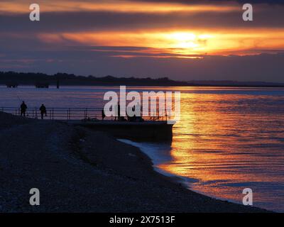 Sheerness, Kent, Großbritannien. Mai 2024. Wetter in Großbritannien: Atemberaubender Sonnenuntergang in Sheerness, Kent. Quelle: James Bell/Alamy Live News Stockfoto